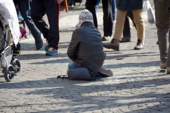 beggars_homeless_street_child_frankfurt_poverty-647396